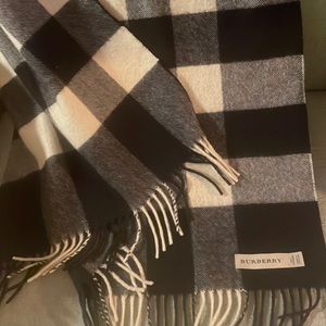 Burberry cashmere scarf. Unisex.